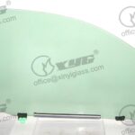 LH FRONT DOOR GLASS W/FITT GREEN